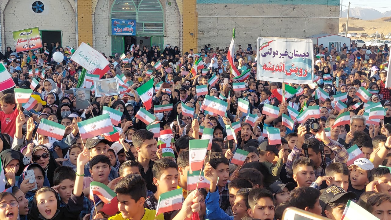 اجرای سرود سلام فرمانده با حضور ۵ هزار نفر از دانش آموزان  و قشرهای مختلف مردم بردسکن
